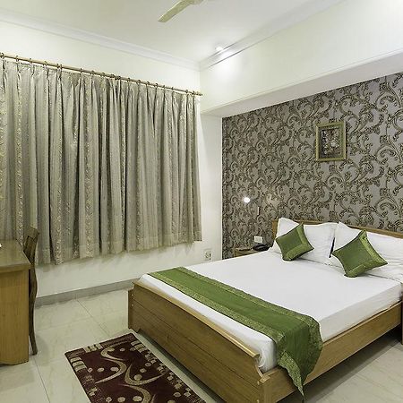 Treebo Palm Tree Palam Vihar Hotel Gurgaon Exterior photo