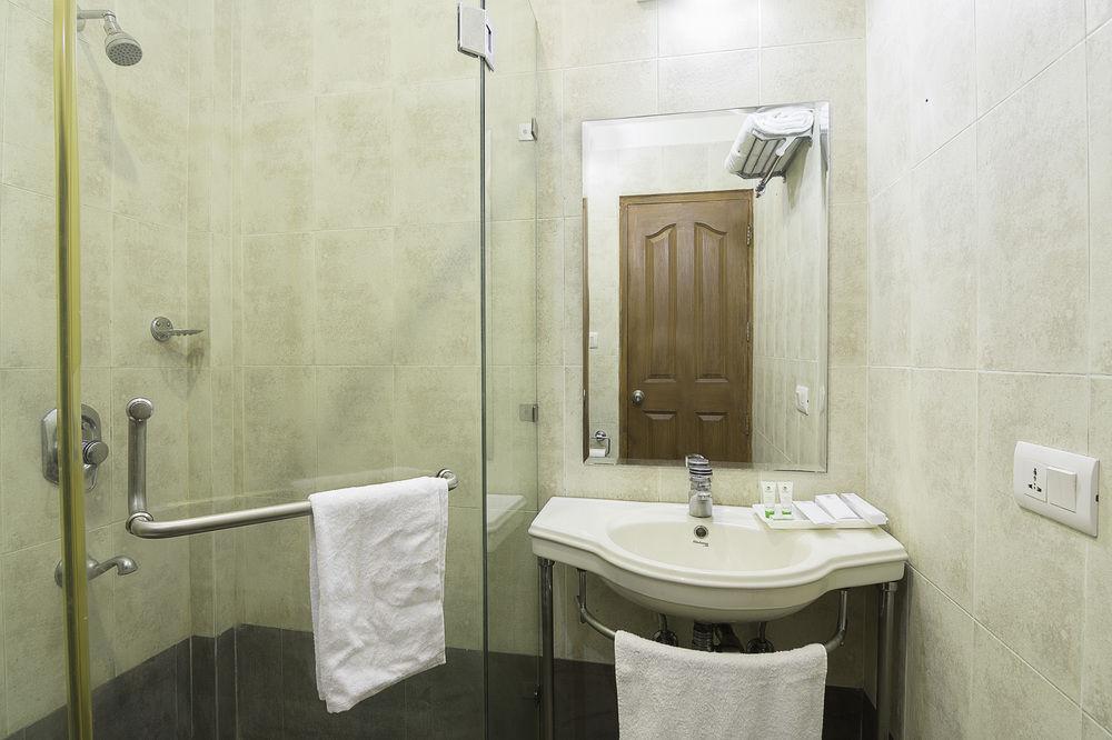 Treebo Palm Tree Palam Vihar Hotel Gurgaon Exterior photo