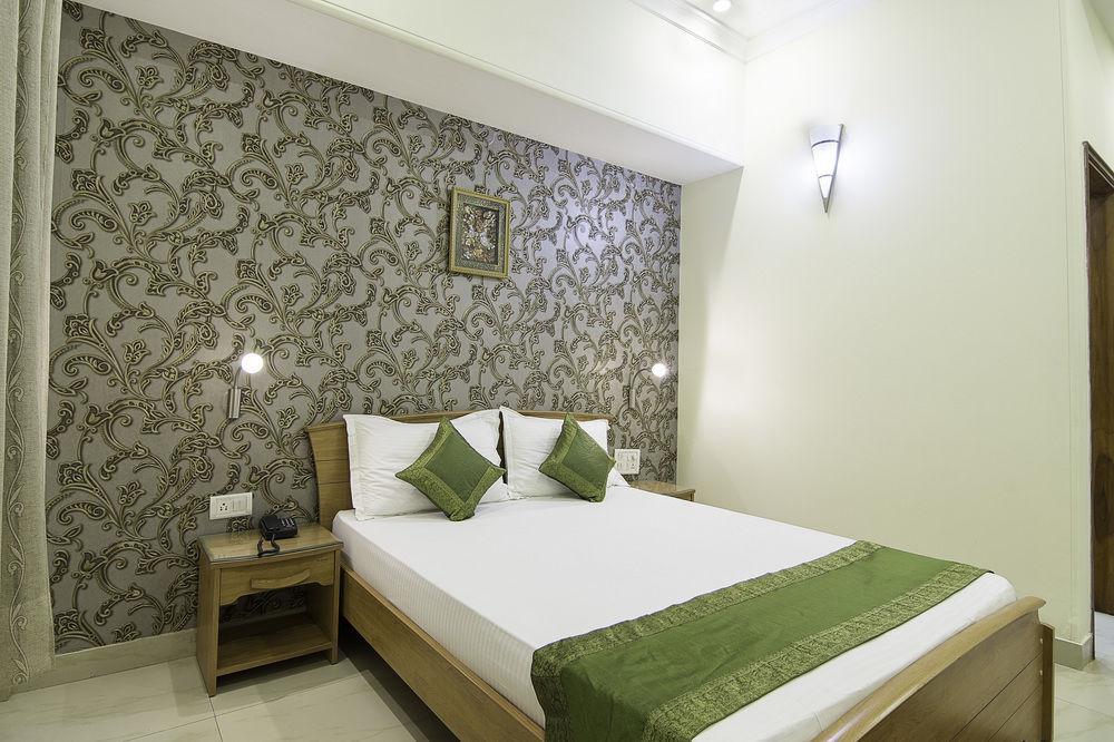 Treebo Palm Tree Palam Vihar Hotel Gurgaon Exterior photo