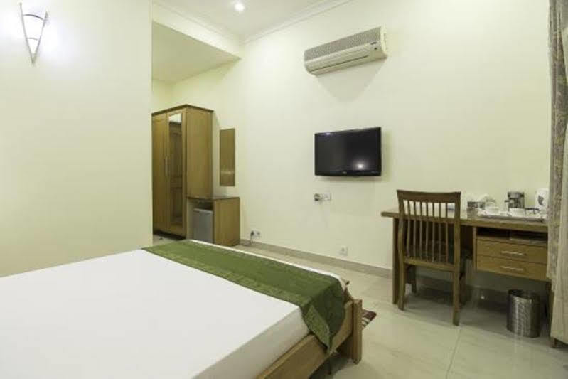 Treebo Palm Tree Palam Vihar Hotel Gurgaon Exterior photo